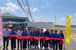 Cắt băng khánh thành tuyến đường nông thôn tại xã Định Trung (huyện Bình Đại)