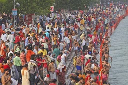 Đông đảo tín đồ Hindu giáo tập trung bên sông Hằng tại thành phố Haridwar, bang Uttarakhand, Ấn Độ hôm 12-4 - Ảnh: AP