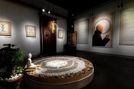 Triển lãm gồm 100 bức thư pháp và các đầu sách tiếng Việt của Thiền sư Nhất Hạnh