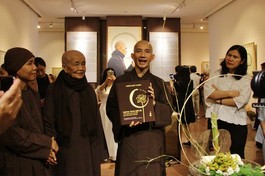 Cuốn sách "Hương thơm quê mẹ" của Thiền sư Thích Nhất Hạnh được giới thiệu tại triển lãm - Ảnh: TTXVN