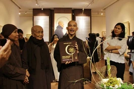 Cuốn sách "Hương thơm quê mẹ" của Thiền sư Thích Nhất Hạnh được giới thiệu tại triển lãm - Ảnh: TTXVN