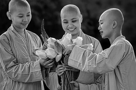 Trước những nụ cười