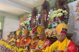 Chư tôn đức Chứng minh khai đàn Dược Sư Thất Châu tại chùa Nam An