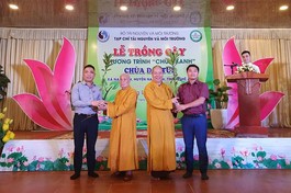 Đại diện Tạp chí Tài Nguyên và Môi trường trao tặng cây xanh cho chùa Đại Tuệ 