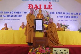 Hòa thượng Thích Thanh Nhiễu trao quyết định bổ nhiệm trụ trì chùa Hưng Khánh cho Đại đức Thích Đồng Phát