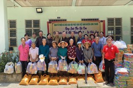 Đoàn từ thiện chụp ảnh lưu niệm cùng đồng bào dân tộc xã Đắc Lua, huyện Tân Phú