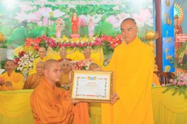 Thượng tọa Thích Tĩnh Triệt, Phó ban Thường trực Ban Trị sự GHPGVN tỉnh Đồng Tháp trao quyết định đến Đại đức Thích Phước Hạnh