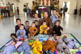 Đại đức Thích Tánh Bình cùng các bé đang được cưu mang tại chùa