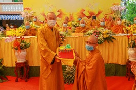 Hòa thượng Thích Thiện Đức, Phó ban Trị sự GHPGVN TP.HCM khuôn dấu đến Ni sư Thích nữ Huệ Liên