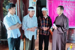 Đại đức Thích Nguyên Tâm thăm hỏi và động viên gia đình em Nguyễn Văn Nhã