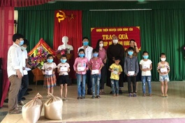 Các em học sinh nhận học bổng