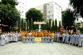 Tăng Ni, Phật tử quận 1 đặt vòng hoa tưởng niệm tại tượng đài Quách Thị Trang