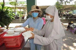 Sư cô Thích Nữ Tịnh Nhựt chuyển cơm cho các hộ lý 