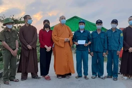 Thượng tọa Thích Quảng Minh tặng quà đến cán bộ, chiến sĩ tại chốt kiểm soát dịch bệnh Covid-19 số 1 tại xã Tiên Thắng
