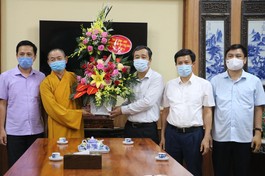 Ông Ngô Đông Hải, Ủy viên Trung ương Đảng, Bí thư Tỉnh ủy tặng hoa chúc mừng Phật đản - Ảnh: Thu Thủy