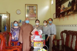 Đoàn công tác Hội Liên hiệp Phụ nữ TP.HCM chúc mừng Phật đản đến Phật giáo huyện Cần Giờ