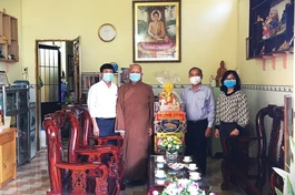 Ban Dân vận Thành ủy TP.HCM tặng quà chúc mừng Phật đản đến Thượng tọa Thích Giác Huệ