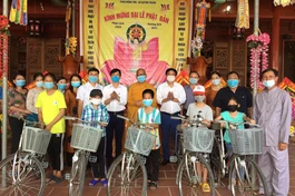 Đại đức Thích Nguyên Quang trao xe đạp cho học sinh nghèo hiếu học trên địa bàn xã Quỳnh Thuận
