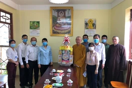 Đoàn lãnh đạo quận Tân Phú tặng quà chúc mừng Phật đản đến Hòa thượng Thích Thiện Xuân