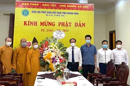 Đoàn công tác Bộ Nội vụ tặng hoa chúc mừng Phật đản đến Ban Trị sự GHPGVN tỉnh Quảng Ninh