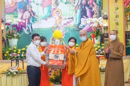 Ông Nguyễn Thành Phong tặng quà mừng Phật đản đến Hòa thượng Thích Thanh Sơn