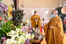 Thượng toạ Thích Tâm Chơn cử hành lễ Tắm Phật tại tịnh xá Đại Giác - Ảnh: Nguyên Tài