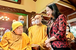 Phó Chủ tịch nước Võ Thị Ánh Xuân vấn an sức khỏe Trưởng lão Hòa thượng Thích Thanh Từ