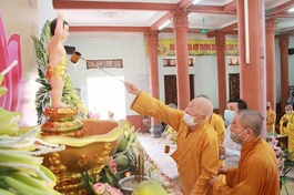 Trưởng lão Hòa thượng Thích Thanh Dục thực hiện nghi lễ Tắm Phật