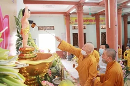 Trưởng lão Hòa thượng Thích Thanh Dục thực hiện nghi lễ Tắm Phật