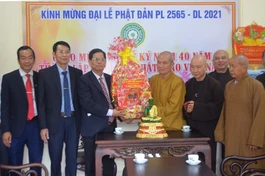 Ông Nguyễn Tấn Tuân tặng quà chúc mừng Phật đản đến Ban Trị sự Phật giáo tỉnh Khánh Hòa