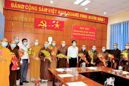 Tân Ban Trị sự Phật giáo huyện Đức Huệ ra mắt lãnh đạo chính quyền địa phương