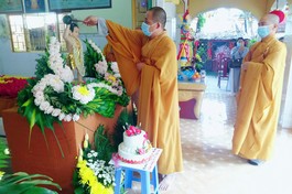 Chư tôn đức Tăng lần lượt thự hiện nghi thức Tắm Phật tại chùa Hải Đức