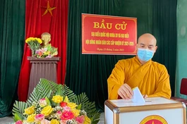 Đại đức Thích Tuệ Minh, trụ trì chùa Chí Linh bỏ phiếu bầu cử tại xã Xuân Thành (huyện Yên Thành)