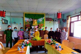 Đoàn lãnh đạo huyện Hàm Thuận Nam tặng quà chúc mừng Phật đản