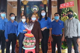 Hội Liên hiệp Thanh hiên VN thị xã Cai Lậy tặng quà chúc mừng Phật đản tại chùa Bửu Long