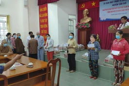 Bà con đón nhận những phần quà "chia sẻ yêu thương"