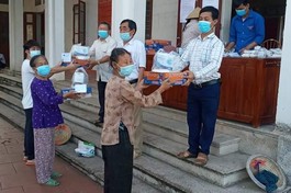 Người dân xóm Vườn, xã Cương Sơn đón nhận quà của của chùa Đình Quán