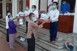 Người dân xóm Vườn, xã Cương Sơn đón nhận quà của của chùa Đình Quán