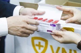 AstraZeneca chuyển giao các liều vaccine Covid-19 đến Công ty Cổ phần Vacxin Việt Nam chiều 1-6 - Ảnh: Phong Lan.