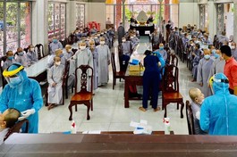 Chư Ni nội tự chùa Dược Sư lấy mẫu xét nghiệm tầm soát Covid-19