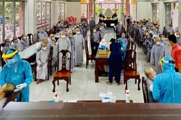 Chư Ni nội tự chùa Dược Sư lấy mẫu xét nghiệm tầm soát Covid-19