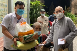 Ni trưởng Thích nữ Từ Nhẫn trao quà đến người nghèo - Ảnh: Như Hòa