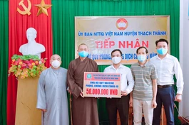 Thượng tọa Thích Tâm Đức trao hỗ trợ 50 triệu đồng ủng hộ vào quỹ vaccine cho huyện Thạch Thành