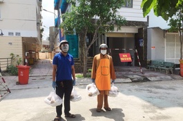 Thượng tọa Thích Thiện Ngọc đến tận nơi bị phong tỏa để tặng cơm chay đến bà con đang cách ly