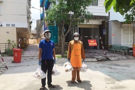Thượng tọa Thích Thiện Ngọc đến tận nơi bị phong tỏa để tặng cơm chay đến bà con đang cách ly