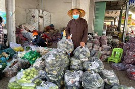 Thượng tọa Thích Thiện Quý soạn rau, củ, quả để chở đến khu cách ly thuộc tỉnh Tiền Giang