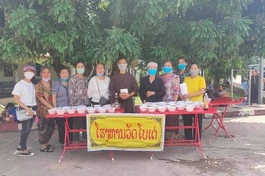 Một buổi tặng cháo tại Bệnh viện tỉnh Khammuane, Lào