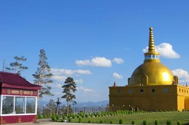 Một trong hai tòa bảo tháp mang tên Hòa Hợp trong khuôn viên thánh địa