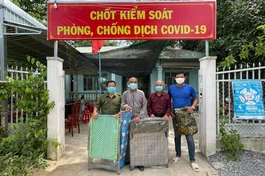 Tặng quà chốt kiểm soát xã Hòa Bình, huyện Tam Nông