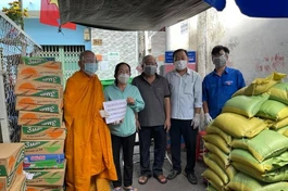 Thượng tọa Thích Minh Lộc trao quà tại các khu vực bị phong tỏa trên địa bàn quận Bình Thạnh 